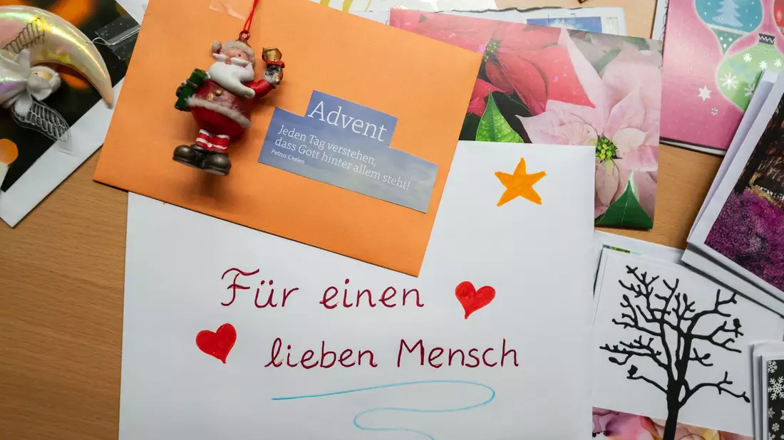 Immer eine gute Idee: Sich ein bisschen um einsame Nachbarn oder Bekannte kümmern. (Symbolbild) - Bild: Philipp Schulze/dpa