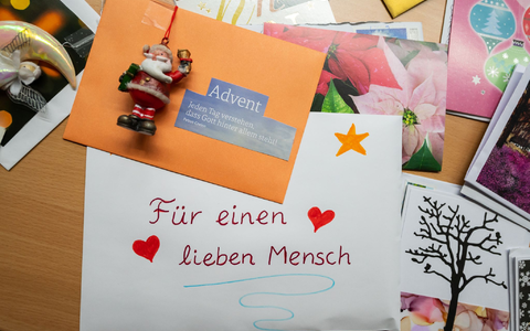 Immer eine gute Idee: Sich ein bisschen um einsame Nachbarn oder Bekannte kümmern. (Symbolbild) - Foto: Philipp Schulze/dpa