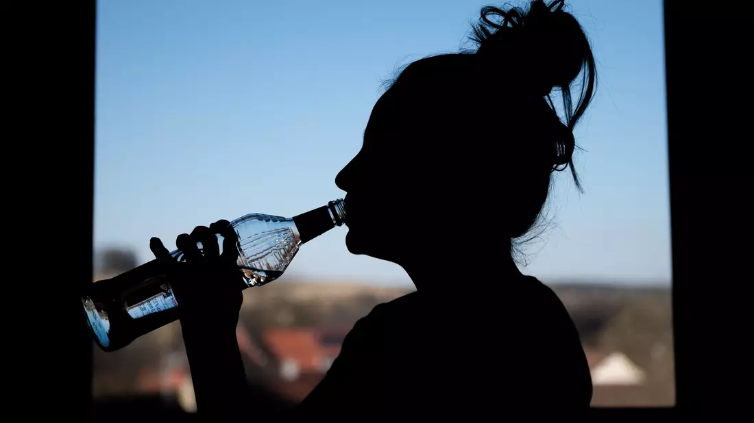 Frauen gehören zu jenen Gruppen, die eher mehr statt weniger trinken. - Bild: Silas Stein/dpa