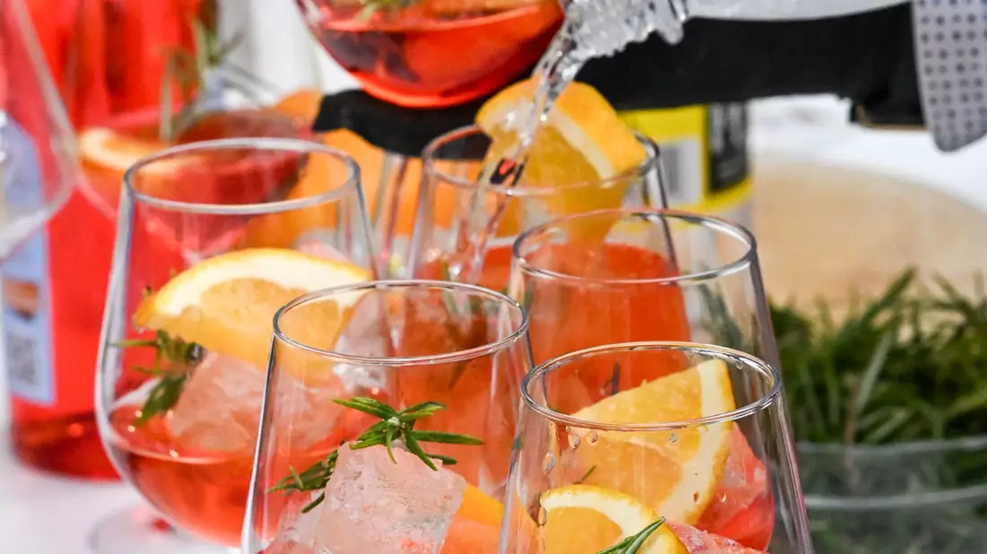 Einige Bars haben sich mittlerweile komplett auf alkoholfreie Cocktails spezialisiert.  - Bild: Jens Kalaene/dpa
