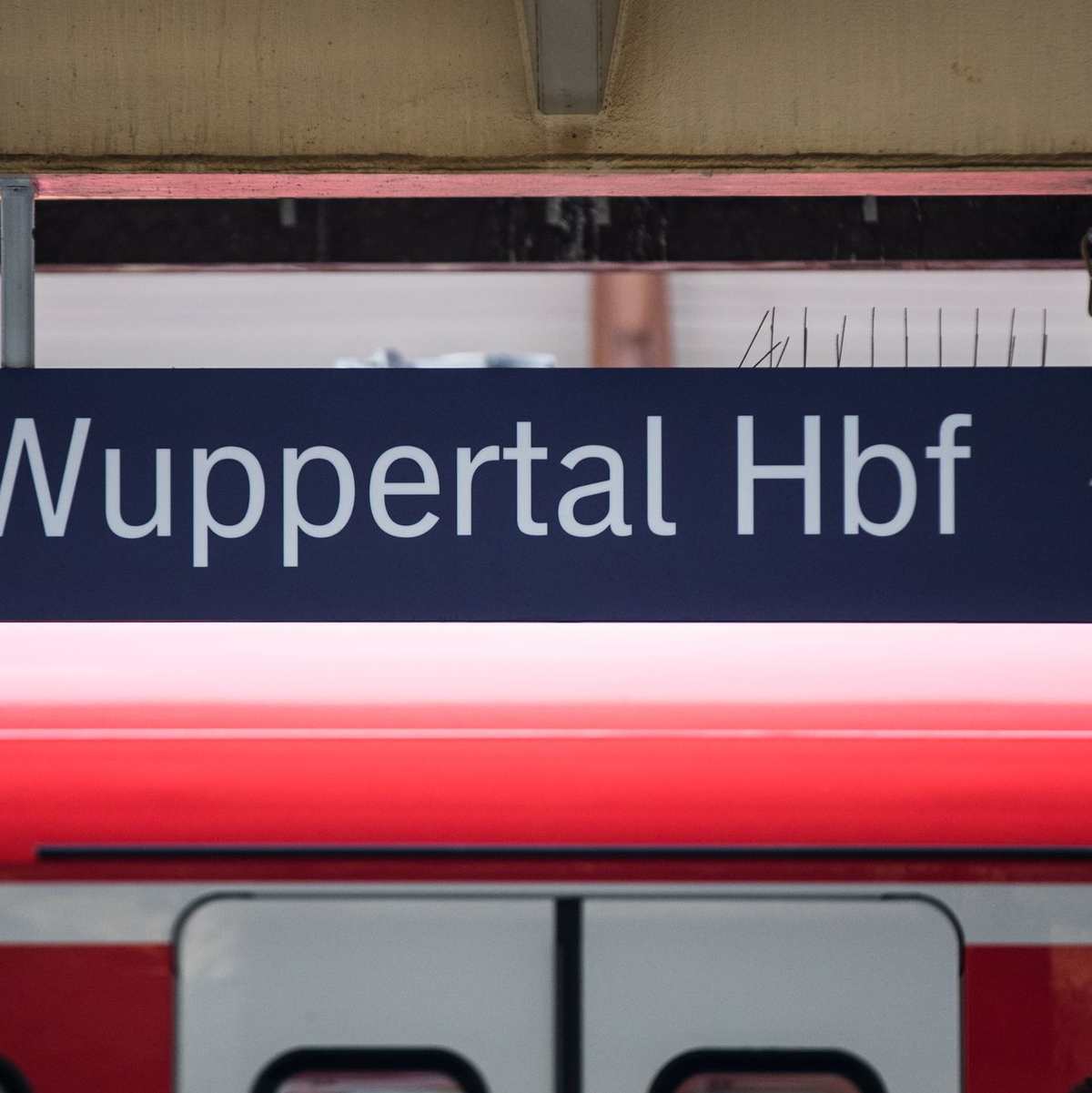Am Wuppertaler Hauptbahnhof halten während der fünfmonatigen Bauphase überhaupt keine Fernzüge. (Archivbild) - Foto: Marcel Kusch/dpa