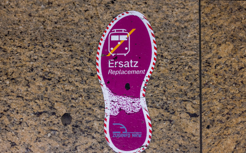 Ersatzbusse sollen teilweise im Zehn-Minuten-Takt fahren - trotzdem werden Reisende deutlich länger unterwegs sein als per Zug. (Archivbild) - Foto: Thomas Banneyer/dpa