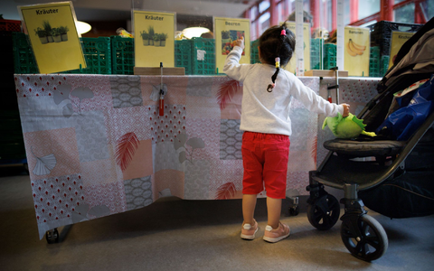 Laut den Tafeln steigt die Zahl der Kunden im Kindes- und Jugendalter. (Archivbild) - Foto: Carsten Koall/dpa
