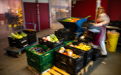 Lebensmittel gesucht, Helfer gesucht: Die Lage bei den Tafeln in Deutschland bleibt angespannt. (Archivbild) - Foto: Sina Schuldt/dpa