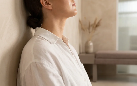 Sanfte Kopf-Neigung: Virale Übung löst Nackenverspannungen - Foto: über boerse-global.de