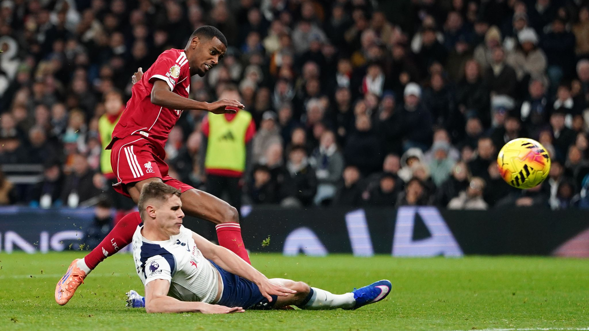 Alexander Isak trifft nach Wirtz-Vorlage - bei der Szene verletzt sich der Stürmer aber auch. - Foto: Harvey Murphy/News Images via ZUMA Press Wire/dpa