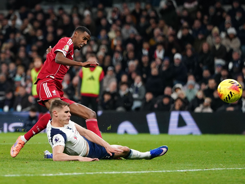 Alexander Isak trifft nach Wirtz-Vorlage - bei der Szene verletzt sich der Stürmer aber auch. - Foto: Harvey Murphy/News Images via ZUMA Press Wire/dpa