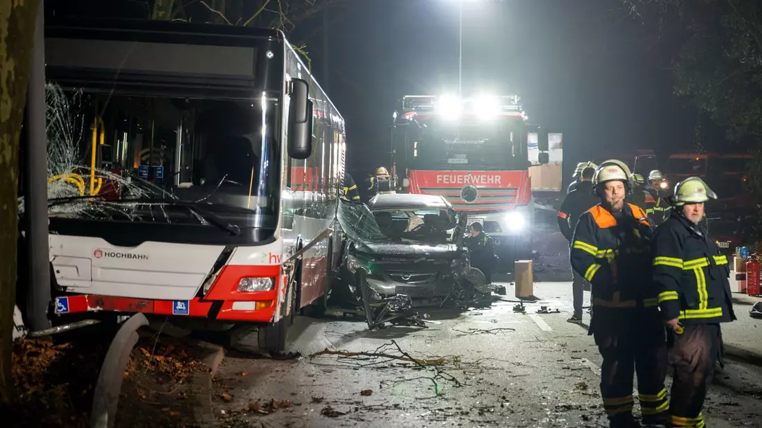 Auf der Flucht geriet der Wagen zwischen einen Linienbus und ein weiteres Fahrzeug und wurde dabei eingeklemmt. - Bild: Rene Schröder/NEWS5/dpa