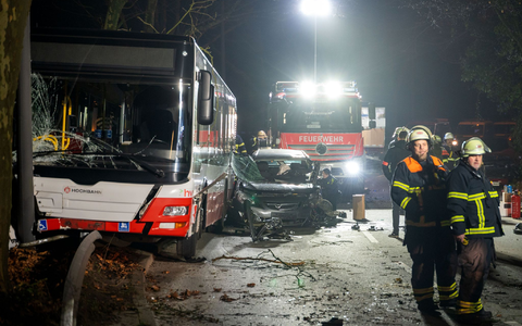 Auf der Flucht geriet der Wagen zwischen einen Linienbus und ein weiteres Fahrzeug und wurde dabei eingeklemmt. - Foto: Rene Schröder/NEWS5/dpa