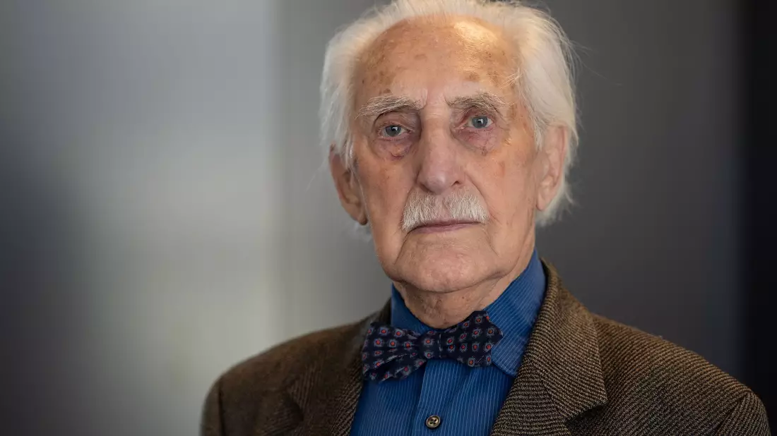 Leon Weintraub hält seine Immatrikulationsbescheinigung und seinen Studentenausweis in der Hand. (Archivbild) - Bild: Swen Pförtner/dpa