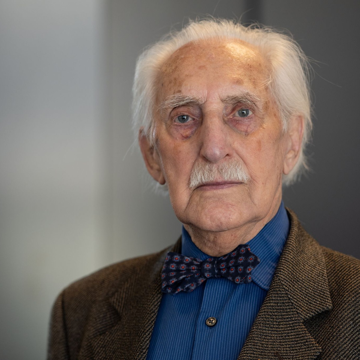 Leon Weintraub hält seine Immatrikulationsbescheinigung und seinen Studentenausweis in der Hand. (Archivbild) - Foto: Swen Pförtner/dpa