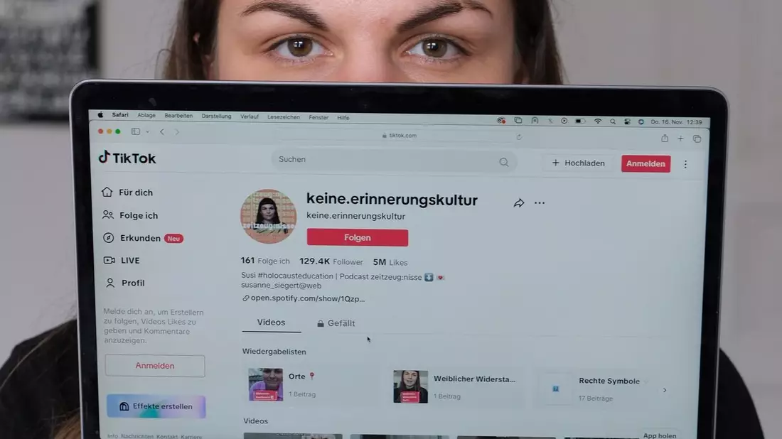 Susanne Siegert, Content Creator, sitzt am Laptop. Die 33-Jährige aus Leipzig informiert auf Tiktok und Instagram über den Holocaust. (Archivbild) - Bild: Sebastian Willnow/dpa