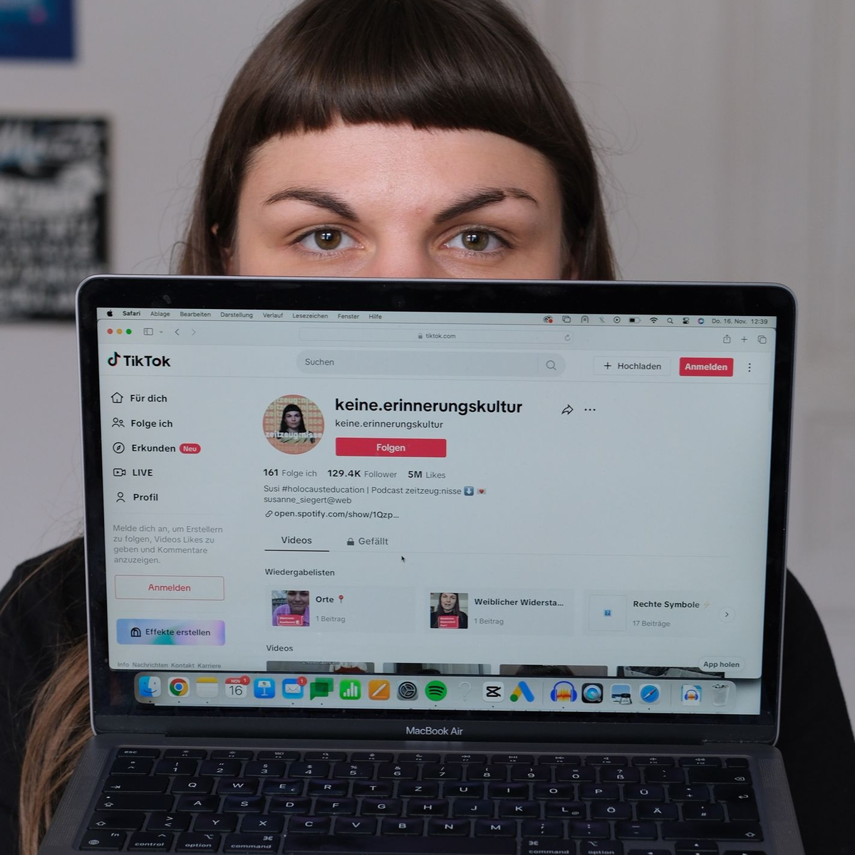 Susanne Siegert, Content Creator, sitzt am Laptop. Die 33-Jährige aus Leipzig informiert auf Tiktok und Instagram über den Holocaust. (Archivbild) - Foto: Sebastian Willnow/dpa