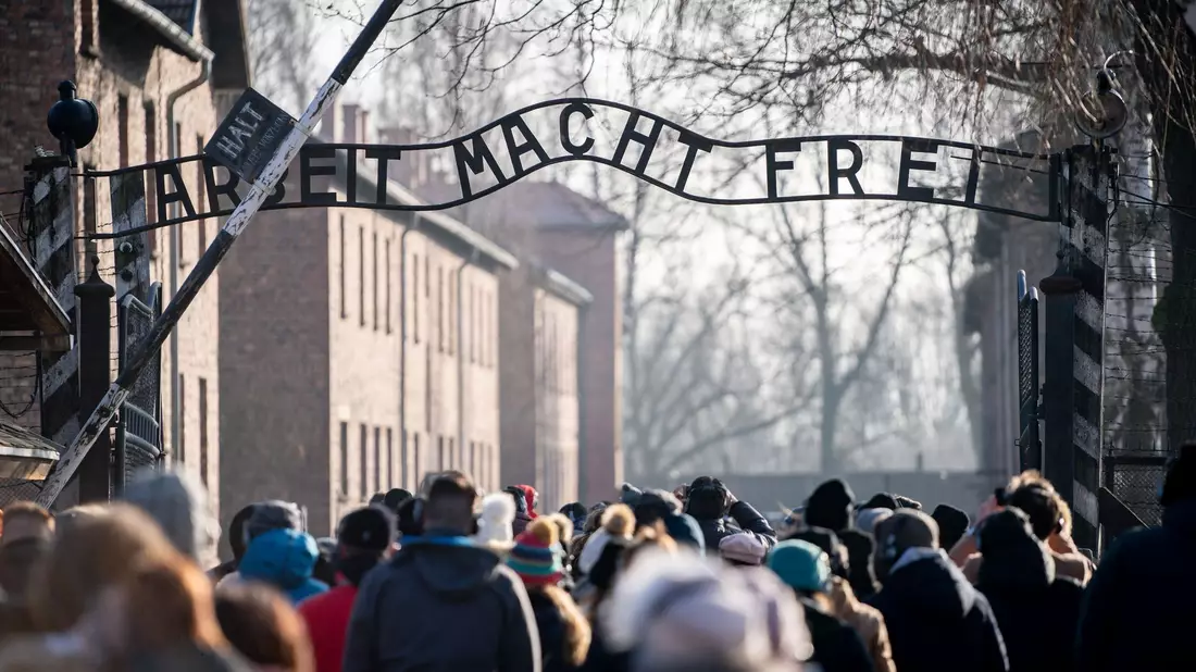 Besucher gehen durch den Eingang des früheren Konzentrationslager Auschwitz I. (Archivbild) - Bild: Kay Nietfeld/dpa