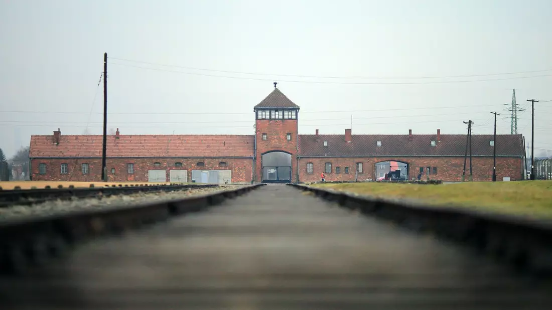 Das Torhaus des früheren Vernichtungslagers Auschwitz-Birkenau (Archivbild) - Bild: picture alliance / dpa