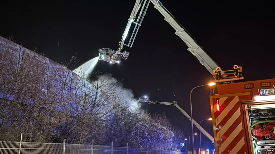 FW Alpen: Überörtliche Hilfeleistung nach Großbrand - Bild: presseportal.de