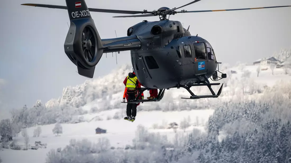 Der Oberbayer wurde nach dem tödlichen Sturz auf der roten Piste von Einsatzkräften geborgen. (Symbolbild) - Bild: Liebl Daniel/Tiroler Tageszeitung/dpa