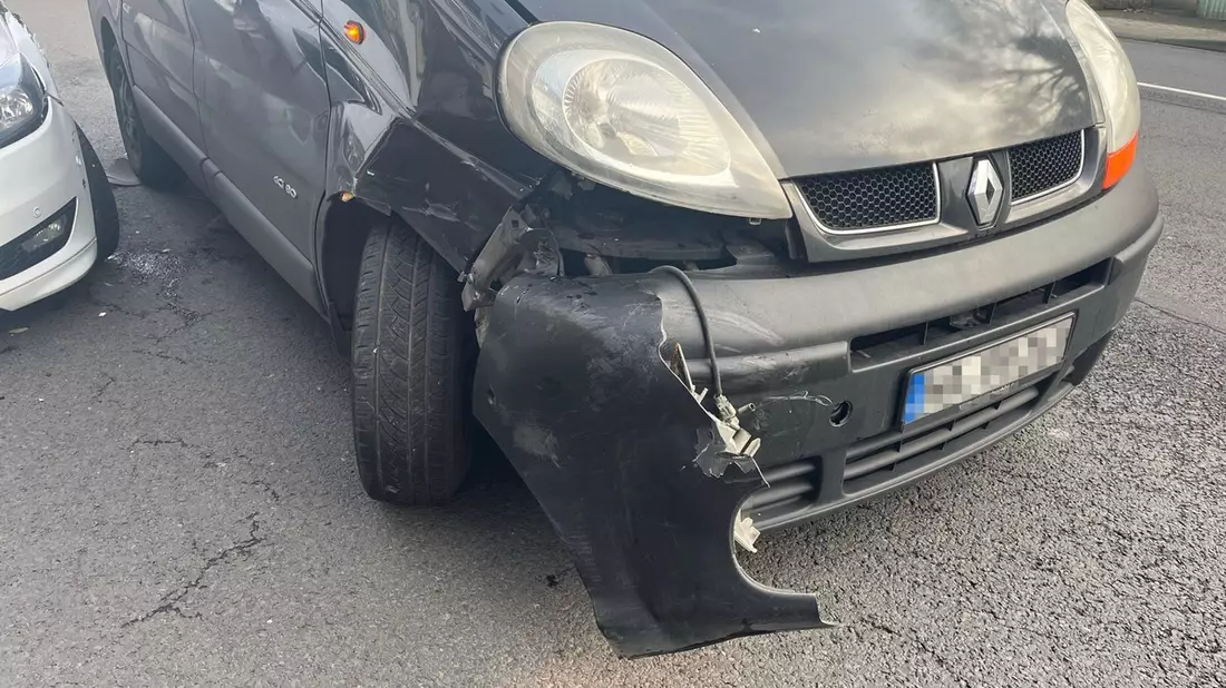 POL-HA: Verkehrsunfall beim Ausparken - eine verletzte Frau, zwei Autos abgeschleppt - Bild: presseportal.de