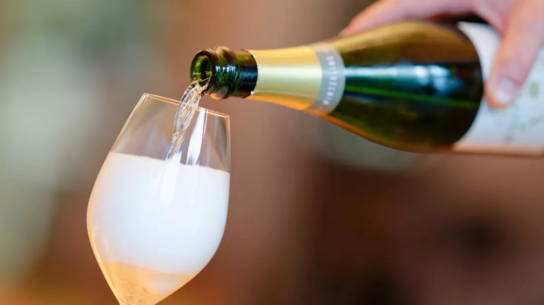 Schaumwein ist beliebt in Deutschland - aber der Absatz geht nach unten. (Symbolbild) - Bild: Uwe Anspach/dpa