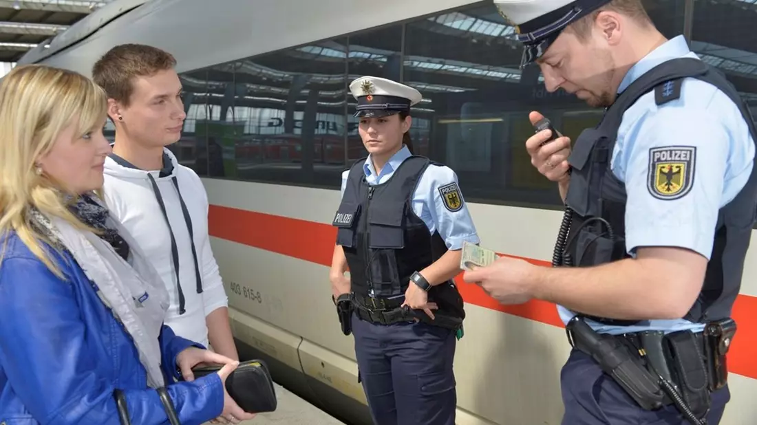 Bundespolizeidirektion München: Kein vorweihnachtlicher Frieden Bundespolizisten nach Steinwürfen tätlich angegriffen - Bild: presseportal.de