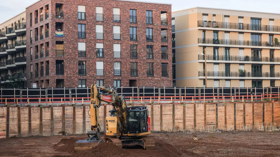 Die Bundesregierung will mit einem «Bau-Turbo» über schnellere Genehmigungen den schleppenden Wohnungsbau voranbringen. (Symbolbild) - Bild: Oliver Berg/dpa