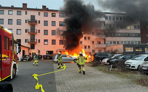 FW Bremerhaven: Vier Fahrzeuge in Flammen in der Bremerhavener Innenstadt - Foto: presseportal.de