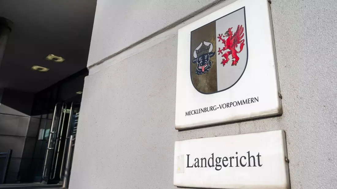 Am Dienstag fiel das Urteil im Totschlagprozess gegen einen 75-Jährigen aus Waren an der Müritz. Er hat seine Ehefrau mit einem Messer getötet. (Archivbild) - Bild: Stefan Sauer/dpa