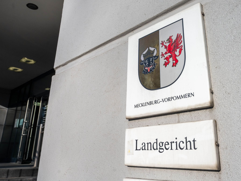 Am Dienstag fiel das Urteil im Totschlagprozess gegen einen 75-Jährigen aus Waren an der Müritz. Er hat seine Ehefrau mit einem Messer getötet. (Archivbild) - Foto: Stefan Sauer/dpa