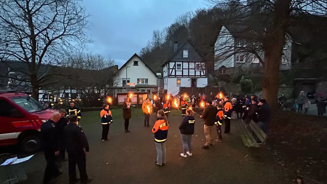 FW Beverungen: Verleihung der Kinderflamme unterm Weihnachtsbaum - Bild: presseportal.de