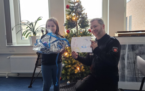 POL-CUX: Preisverleihung zum Malwettbewerb der Polizeiinspektion Cuxhaven zur Weihnachtszeit - Foto: presseportal.de