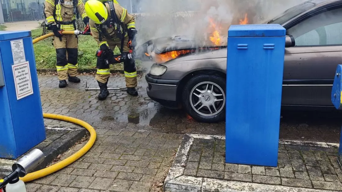 FW-DT: Pkw-Brand in der Leopoldstraße - Opel in Flammen - Bild: presseportal.de