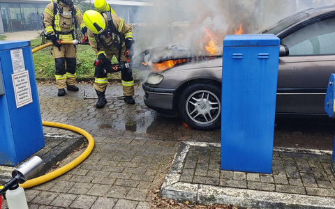 FW-DT: Pkw-Brand in der Leopoldstraße - Opel in Flammen - Foto: presseportal.de