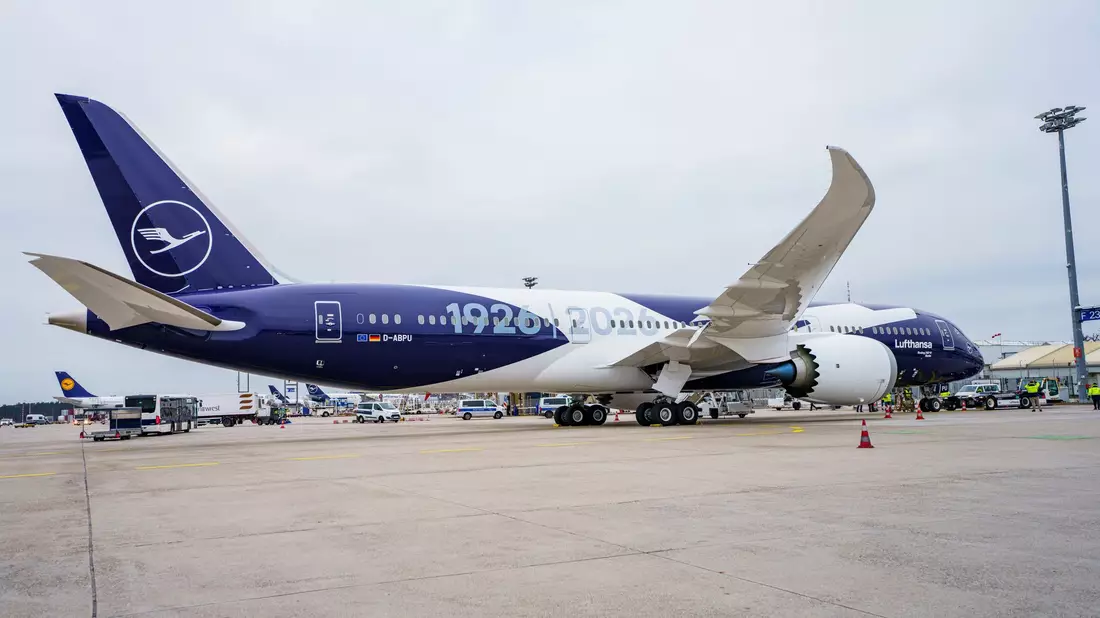 Die Lufthansa schickt zum 100. Jahrestag sechs Jets in einer Sonderlackierung auf die Strecke.  - Bild: Andreas Arnold/dpa