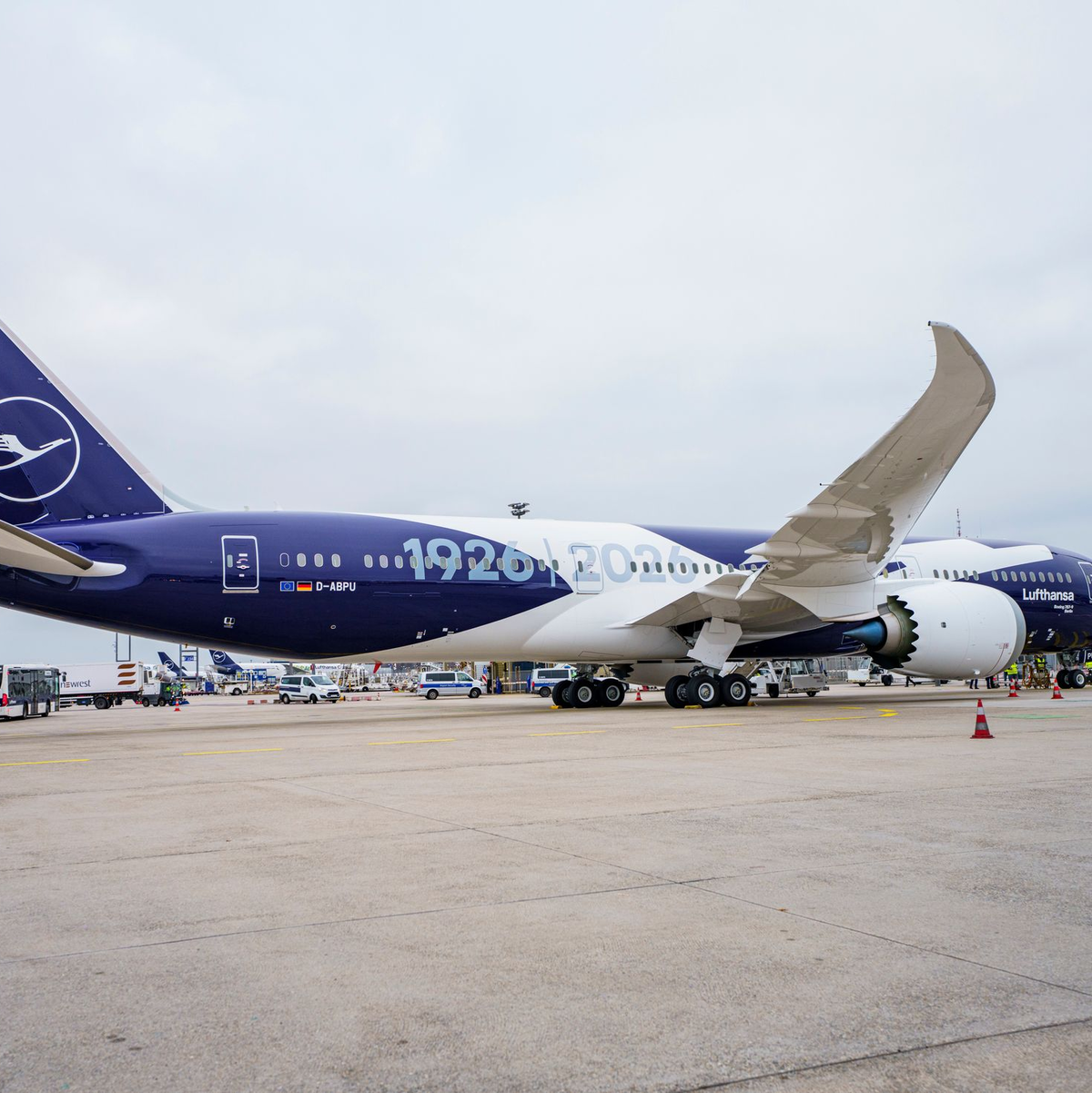 Sechs Flugzeuge will die Lufthansa mit einer Sonderlackierung versehen, die das Kranich-Symbol mit der 100 und den Jahreszahlen 1926 und 2026 verbindet. - Foto: Andreas Arnold/dpa