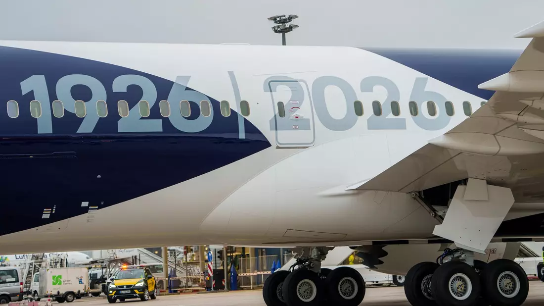 Die Boeing 787 mit «100 Jahre Kranich»-Sonderlackierung trägt die Jahreszahlen 1926 / 2026 auf der Seite. - Bild: Andreas Arnold/dpa