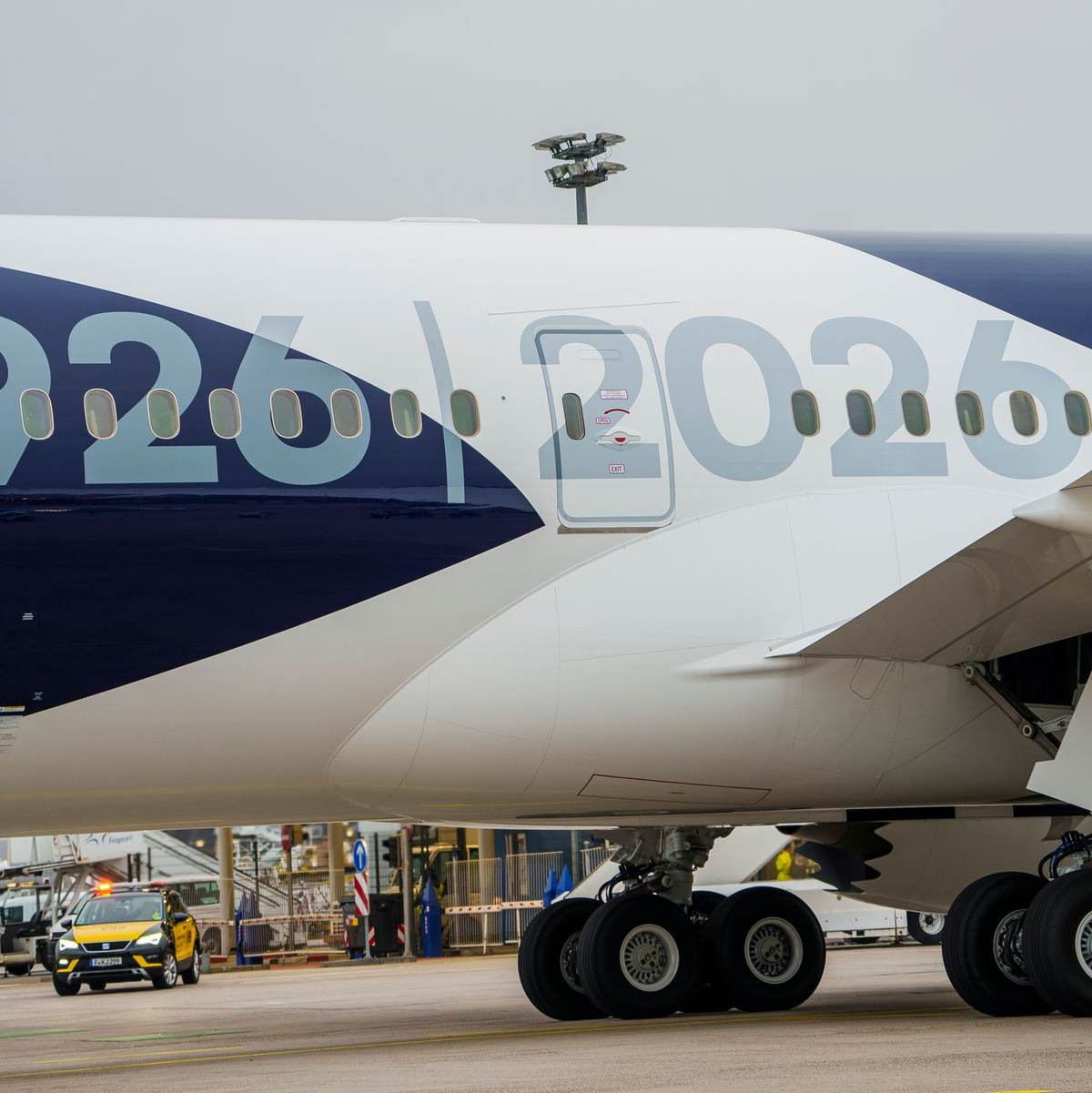 Die Boeing 787 mit «100 Jahre Kranich»-Sonderlackierung trägt die Jahreszahlen 1926 / 2026 auf der Seite. - Foto: Andreas Arnold/dpa