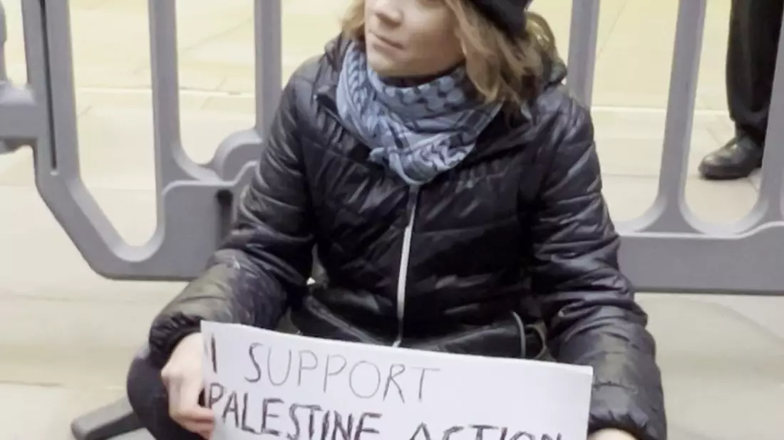 Greta Thunberg zeigt ihre Unterstützung für die propalästinensischen Organisation Palestine Action.  - Bild: Handout/Prisoners For Palestine/PA Media/dpa