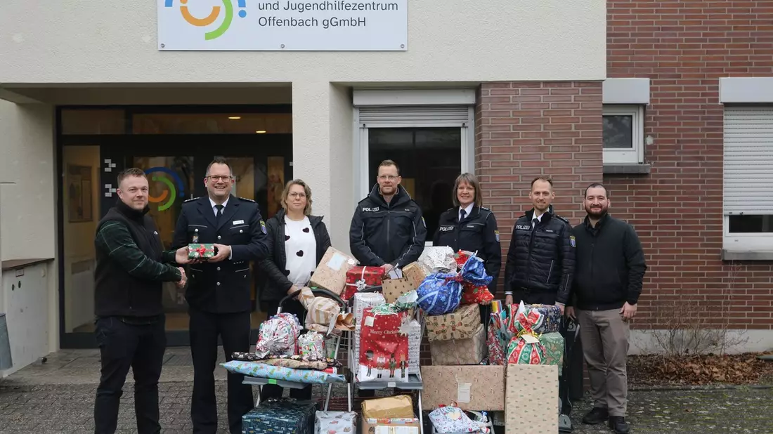 POL-OF: Über 80 Geschenke sorgten für strahlende Augen bei Kindern und Jugendlichen des Theresien Kinder- und Jugendhilfezentrums - Bild: presseportal.de