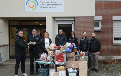 POL-OF: Über 80 Geschenke sorgten für strahlende Augen bei Kindern und Jugendlichen des Theresien Kinder- und Jugendhilfezentrums - Foto: presseportal.de