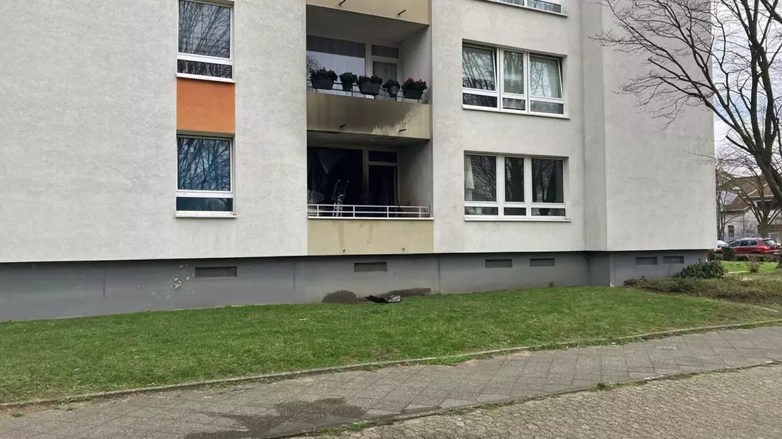 Spuren des Wohnungsbrands an der Fassade.  - Bild: Polizei Mettmann/dpa
