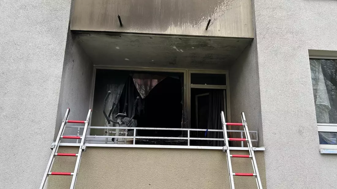 FW Ratingen: Balkonbrand macht Wohnung unbewohnbar - Bild: presseportal.de