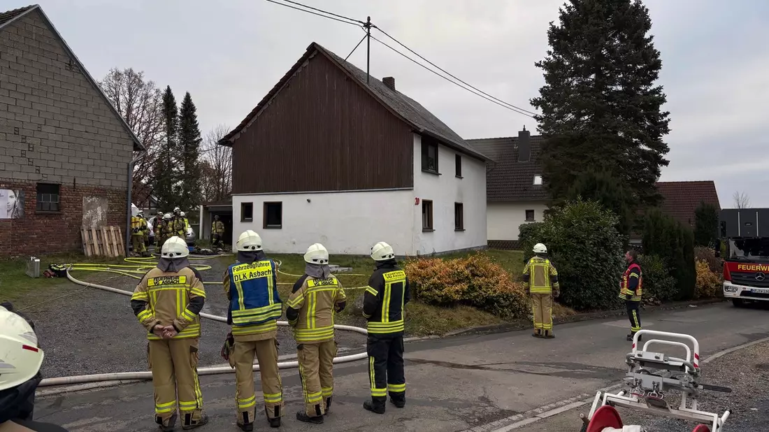 FW VG Asbach: Brand in Wohnhaus in Asbach / Eine Katze gerettet - Bild: presseportal.de
