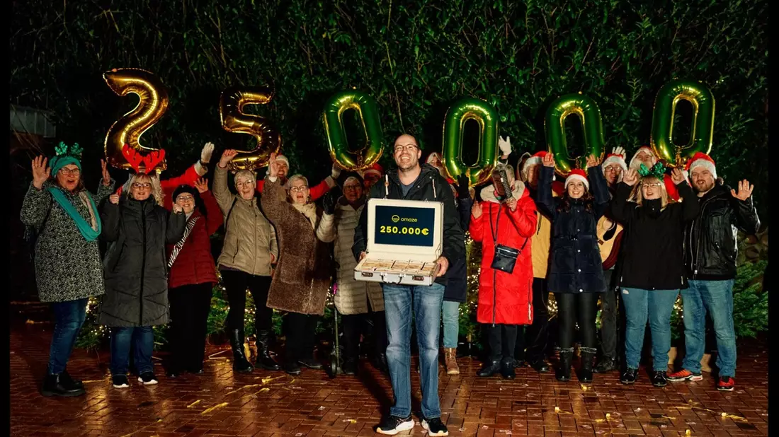 250.000 Euro, ein Chor vor der Tür und ganz viel Gänsehaut: Omaze beschert Kevin ein unvergessliches Weihnachten - Bild: presseportal.de