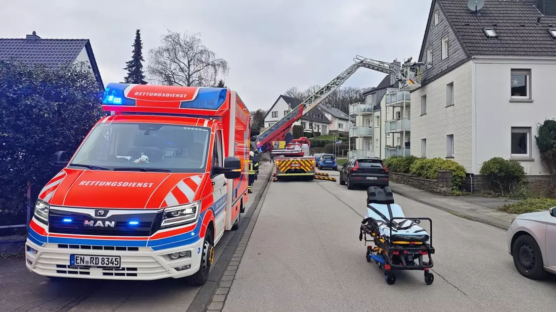 FW-EN: Rettungsdienst mit Drehleiter unterstützt - Bild: presseportal.de