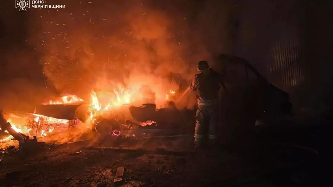 In Tschernihiw im Norden der Ukraine hat das russische Militär erneut Energieanlagen angegriffen und beschädigt.  - Bild: Ukrainian Emergency Service/Ukrainian Emergency Service/AP/dpa