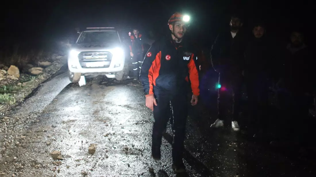 Türkische Rettungsteams suchen nach Überresten des Flugzeugs. - Bild: Efekan Akyuz/AP/dpa