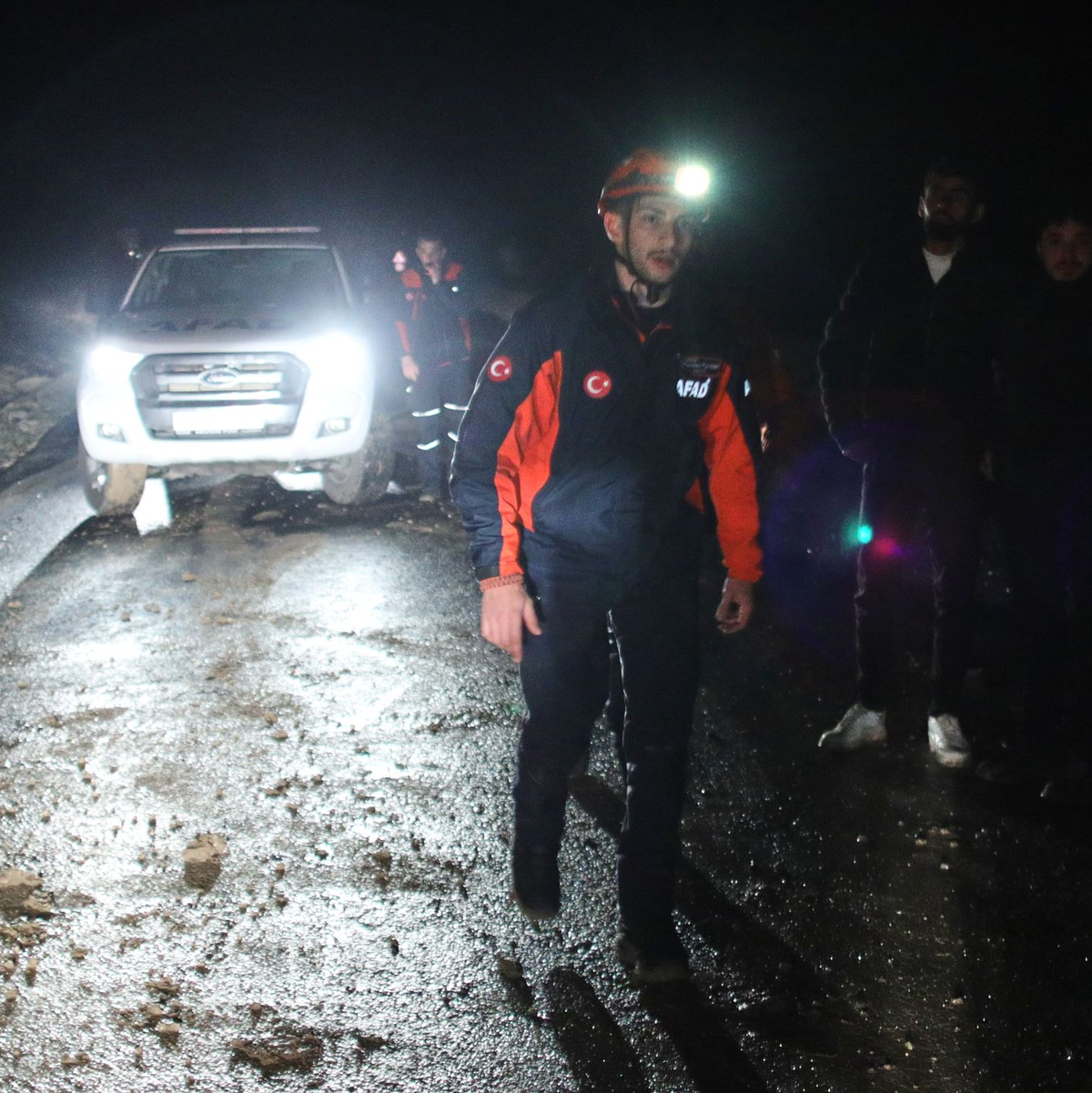 Türkische Rettungsteams suchen nach Überresten des Flugzeugs. - Foto: Efekan Akyuz/AP/dpa