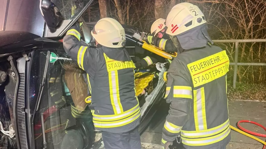 Feuerwehr MTK: Feuerwehr befreit Frau nach Alleinunfall auf der L3011 (FOTO) - Bild: presseportal.de