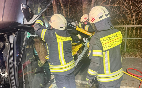 Feuerwehr MTK: Feuerwehr befreit Frau nach Alleinunfall auf der L3011 (FOTO) - Foto: presseportal.de