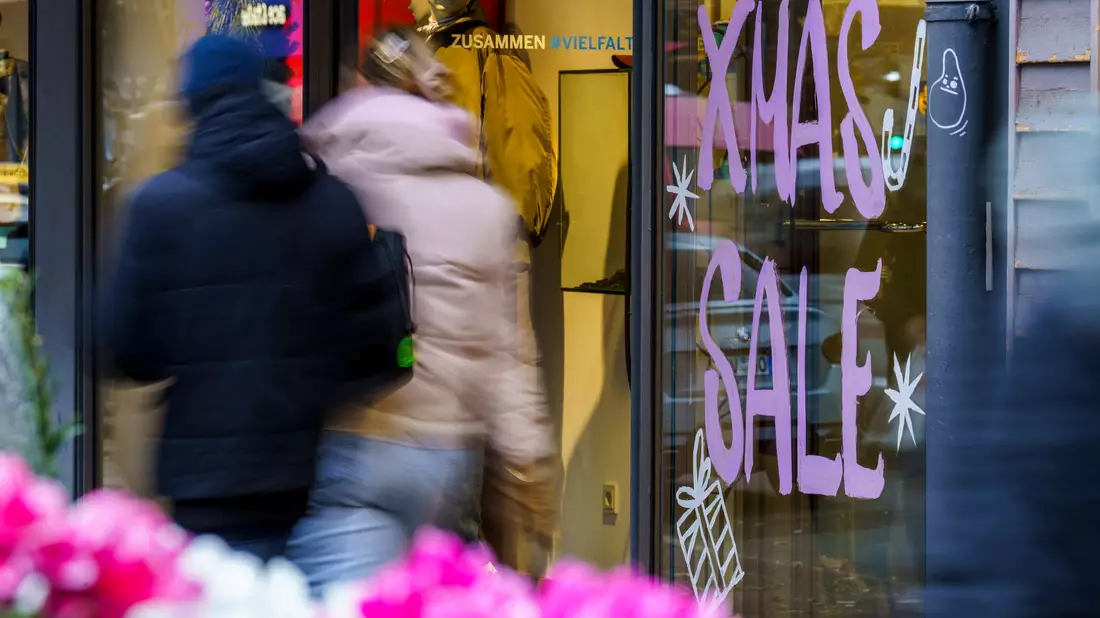 Viele Kunden schauten im Weihnachtsgeschäft stark auf Preise und Rabatte. - Bild: Andreas Arnold/dpa